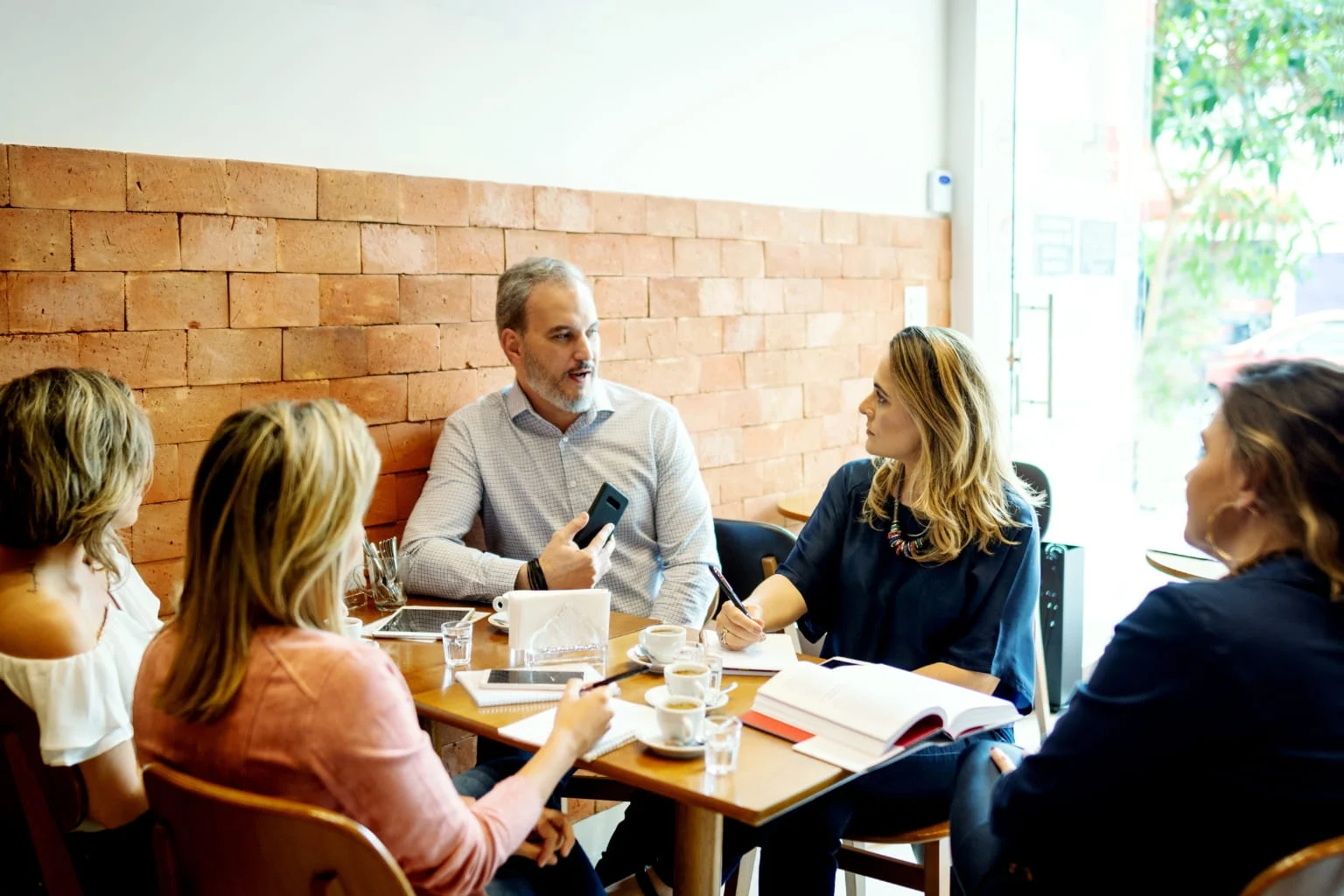 realtor having a meeting at a coffee shop