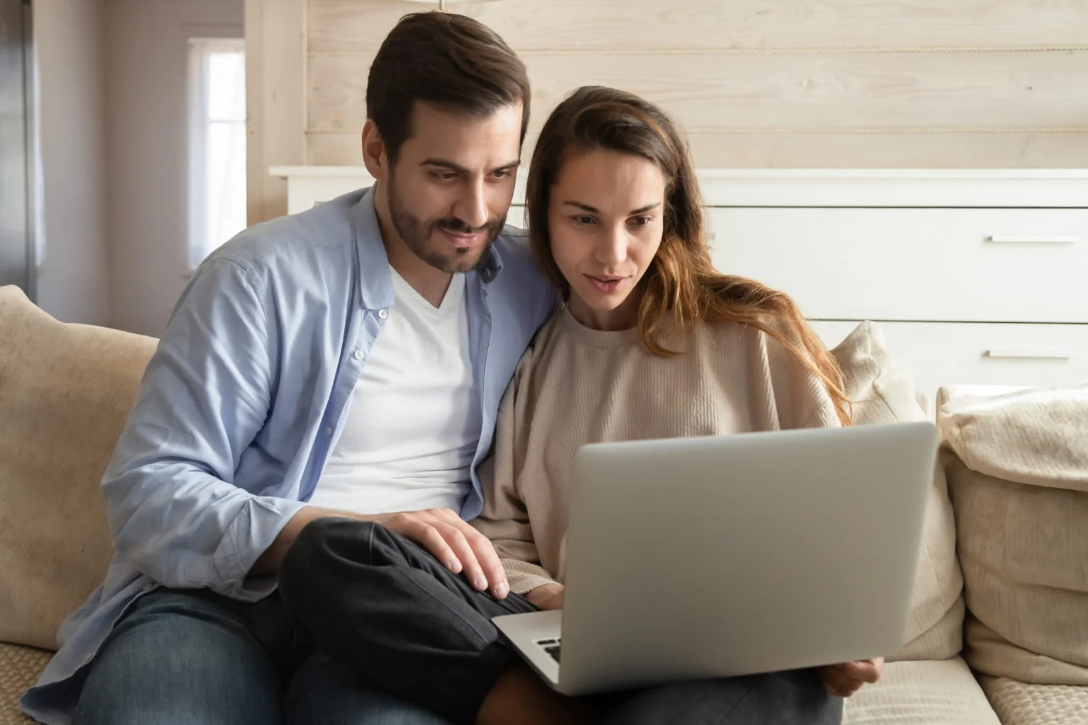 Couple looking at houses on a laptop | first-time homebuyer mistakes